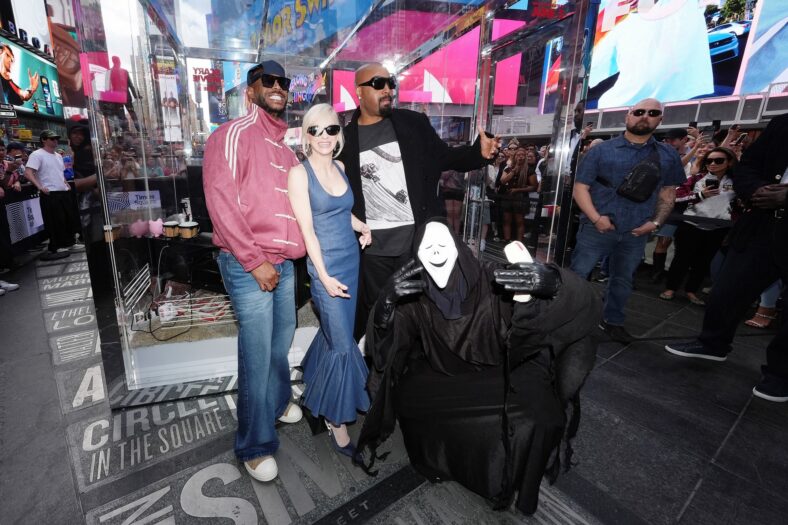Anna Faris, Marlon Wayans, and Damon Wayans at "Scary Movie 6" event
