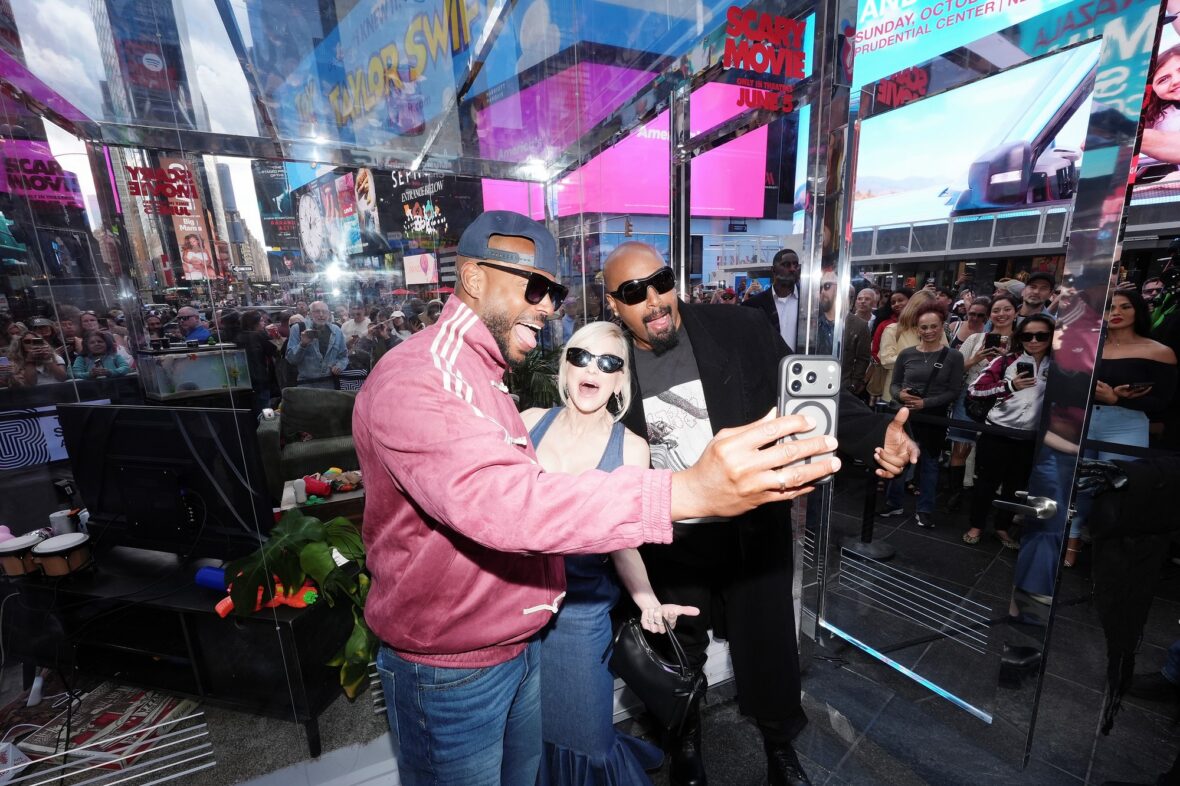 Anna Faris, Marlon Wayans, and Damon Wayans at "Scary Movie 6" event